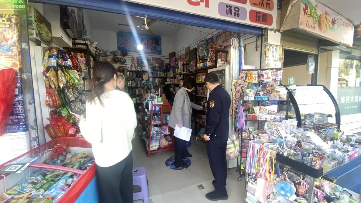 护航“读书郎”！雨湖路社区联合多部门给校园周边“大扫雷”