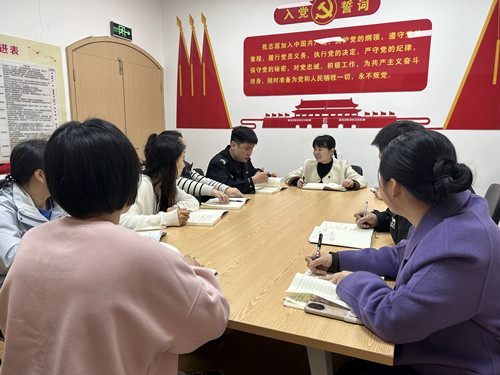 履职尽责守一线——白石社区民警深入社区保平安