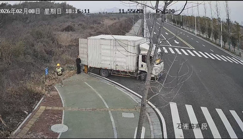 雨湖区城管局查处随意乱倒建筑垃圾违法行为