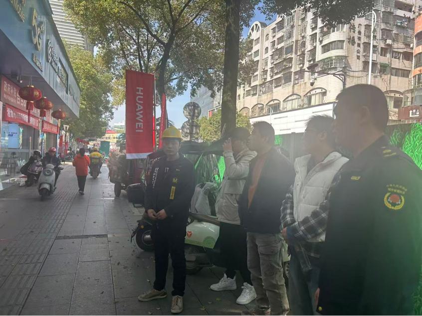 【平安雨湖】雨湖路社区开展施工安全巡查 劝导工人戴好“生命帽”“安全绳”