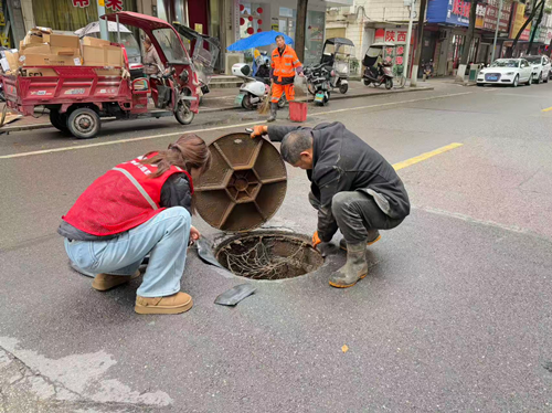 井盖异响扰清梦 社区速修解民忧——富民城社区及时解决道路设施隐患