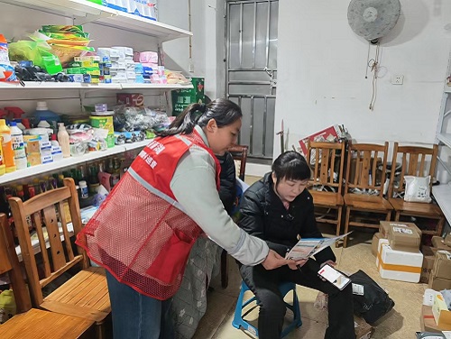 鲁班殿社区下户开展毒蘑菇知识科普活动