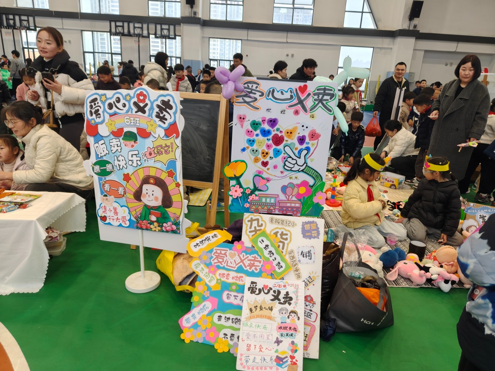 风车坪万楼学校开展“我爱湘潭我的家——雷锋精神耀莲城”校园爱心义卖活动