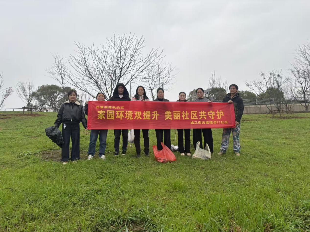 瞻岳门社区“双提升”行动：清理河道白色垃圾 共护美丽家园