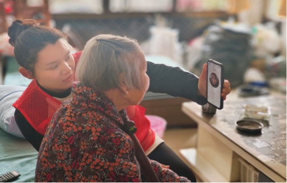 “美好社保暖人心”杉山社区上门认证服务情系高龄老人