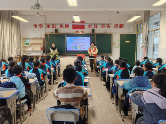 万新社区：利剑护蕾润童心，心理护航伴成长