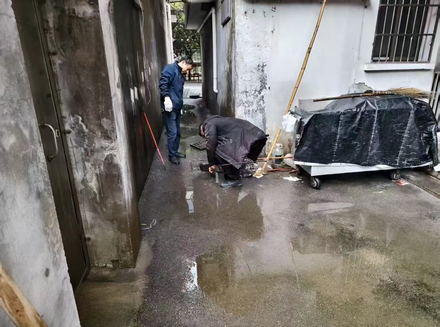 【我为群众办实事】和平桥社区快速疏通和平新村13栋下水道，以实干实效推动“双提升”