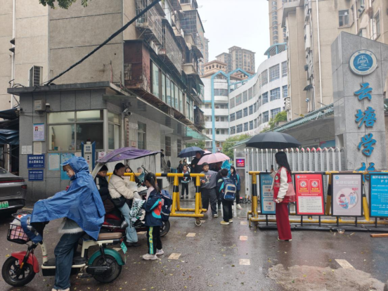 风雨护学岗 温暖上学路——万新社区开展“护校行动”守护校园安全