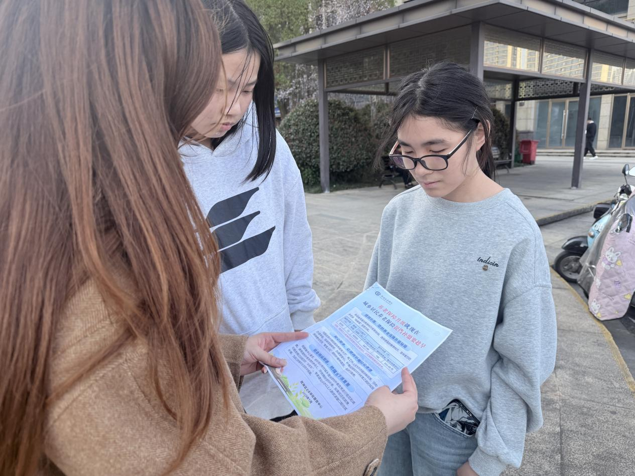 政策宣讲入民心 便民服务暖初春——万楼街道护潭社区扎实推进2026年城乡居民养老保险宣传参保工作