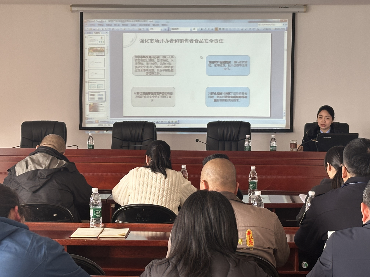 从田间到餐桌全链条守护！雨湖区市场监督管理局为农贸市场经营户集中“充电”