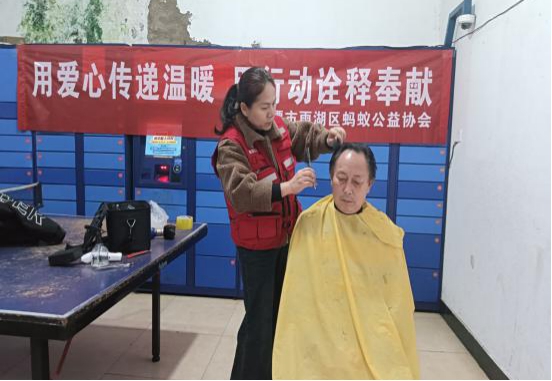 聚焦“双提升” 义诊义剪暖民心——桃李社区联合蚂蚁公益协会开展学雷锋便民服务活动