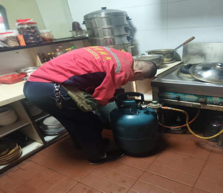 万新社区联合燃气公司开展门店燃气安全专项排查行动