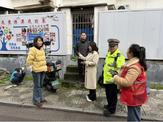 万新社区联合交警快速处置交通事故 筑牢安全防线