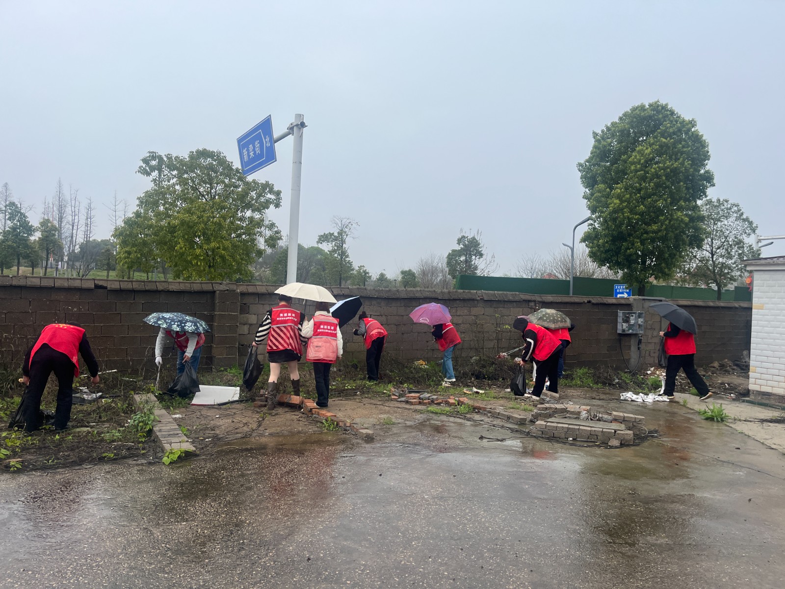 城发·大河西棚改公司开展“企社联动学雷锋 清洁家园践初心”志愿服务活动