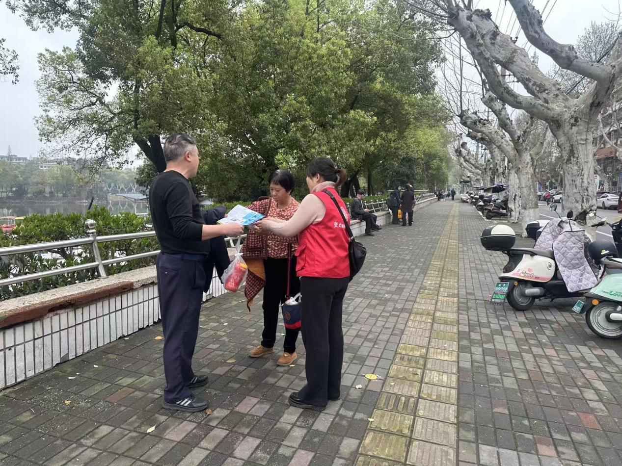 车站路社区开展残疾人政策宣传活动