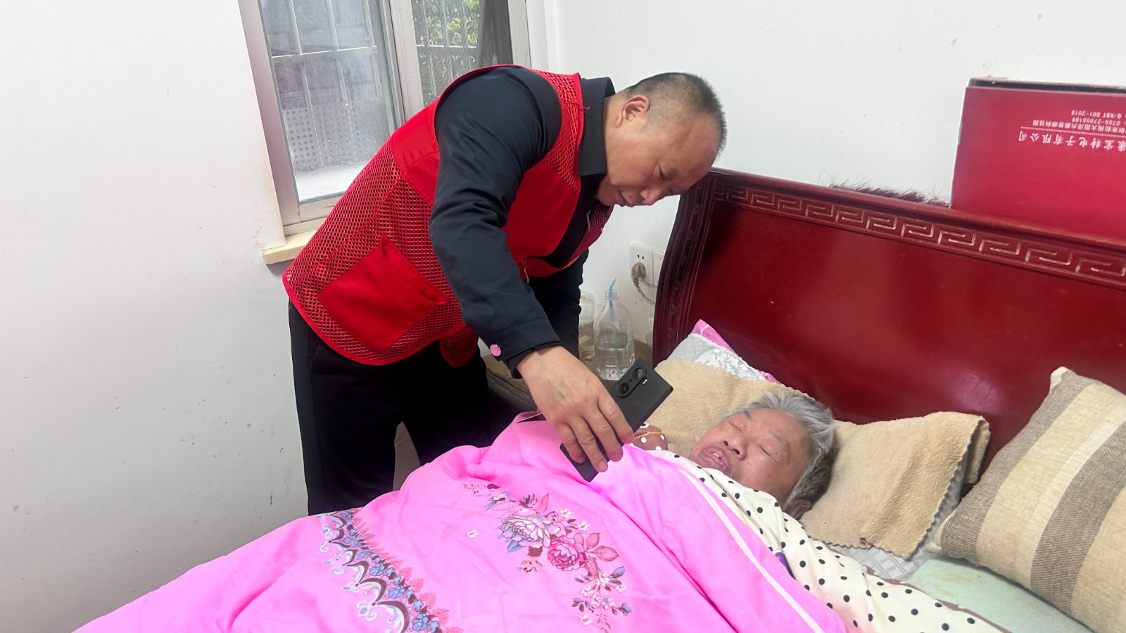 聚力‘双提升’ 上门办实事——桃李社区开展特殊家庭上门认证及用电用气安全排查行动