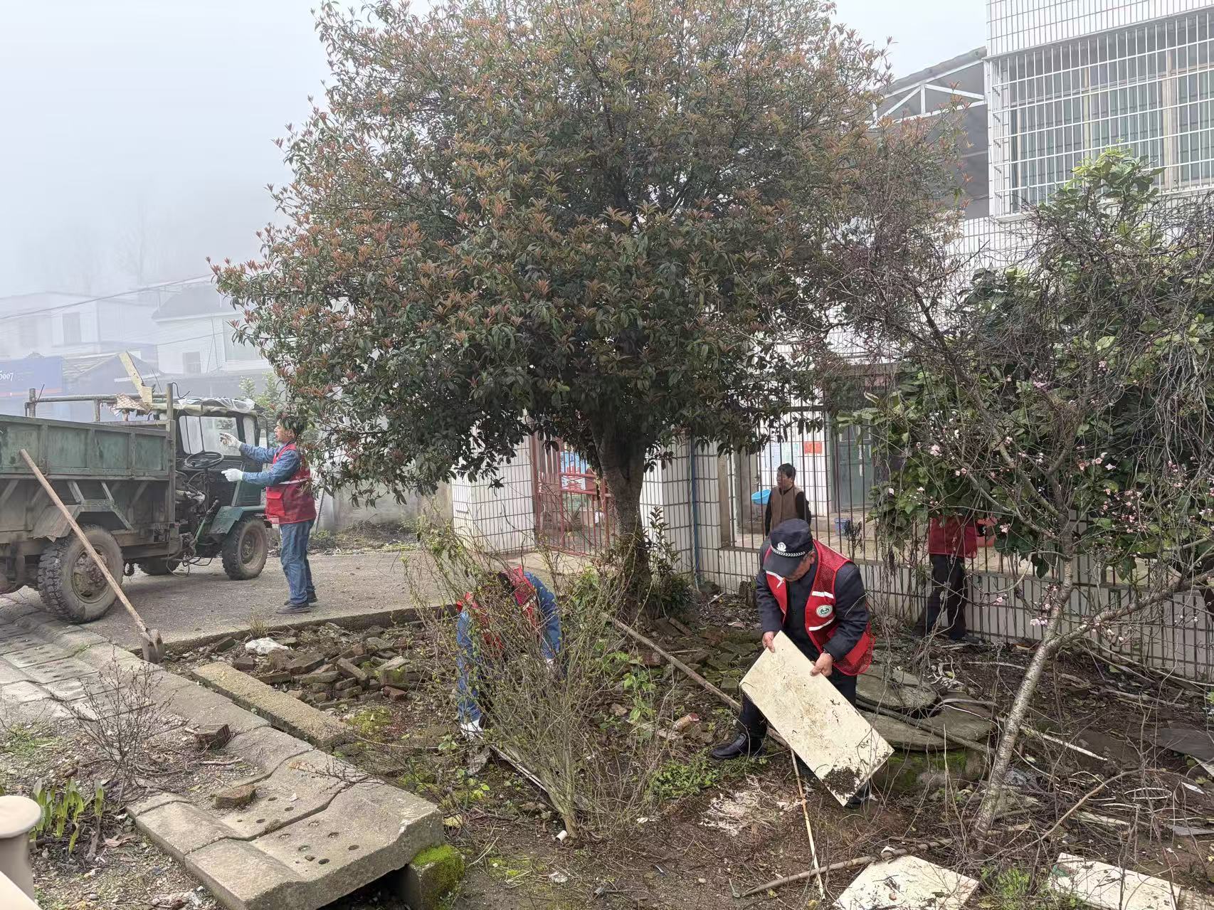 “剪”出清爽路，“整”出高颜值——黄龙村开展潭锰路沿线环境整治行动