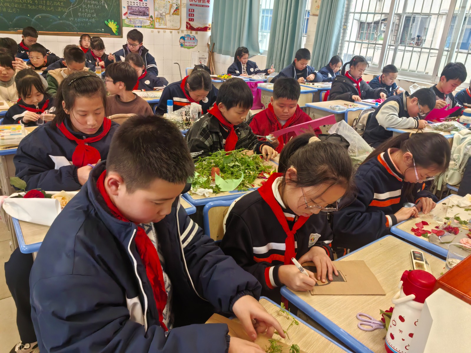 风车坪学校开展“收集春天”主题劳动实践活动