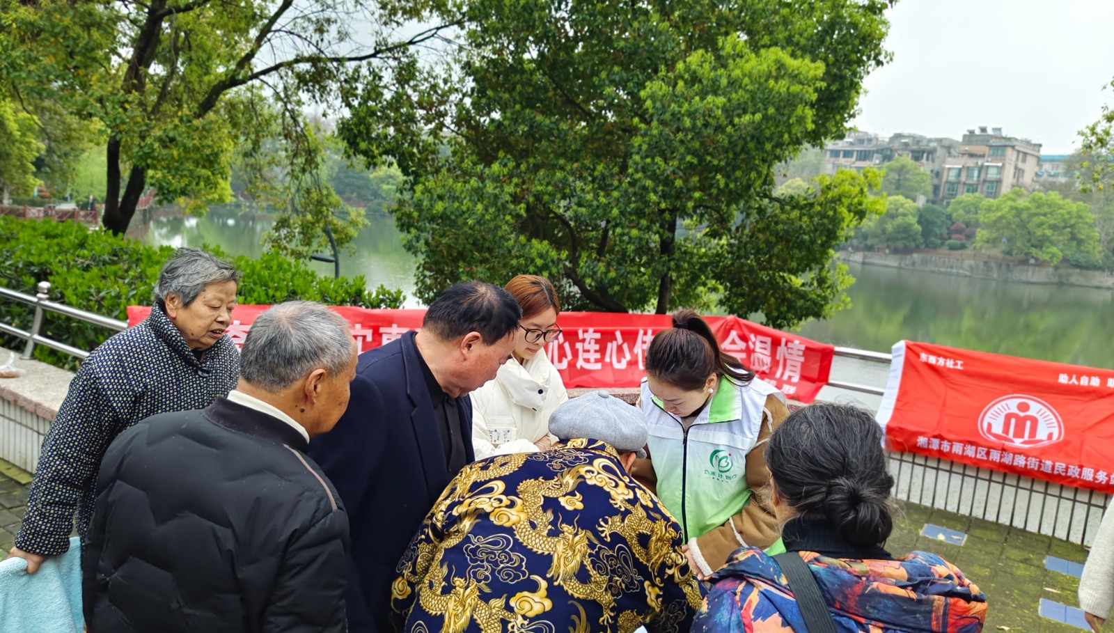 雨湖路街道开展“手牵手落实惠残政策，心连心传递社会温情”残疾人政策宣传活动