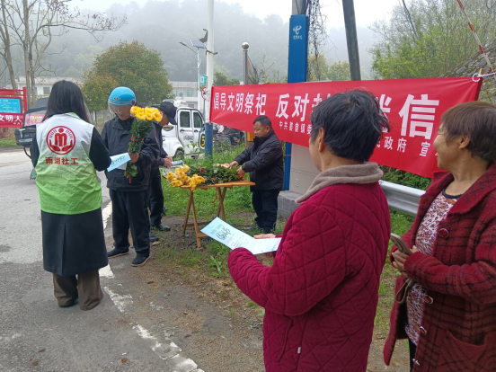 姜畲镇开展“清明寄思念，菊香暖邻里”活动 绿色祭扫新风沁润乡村