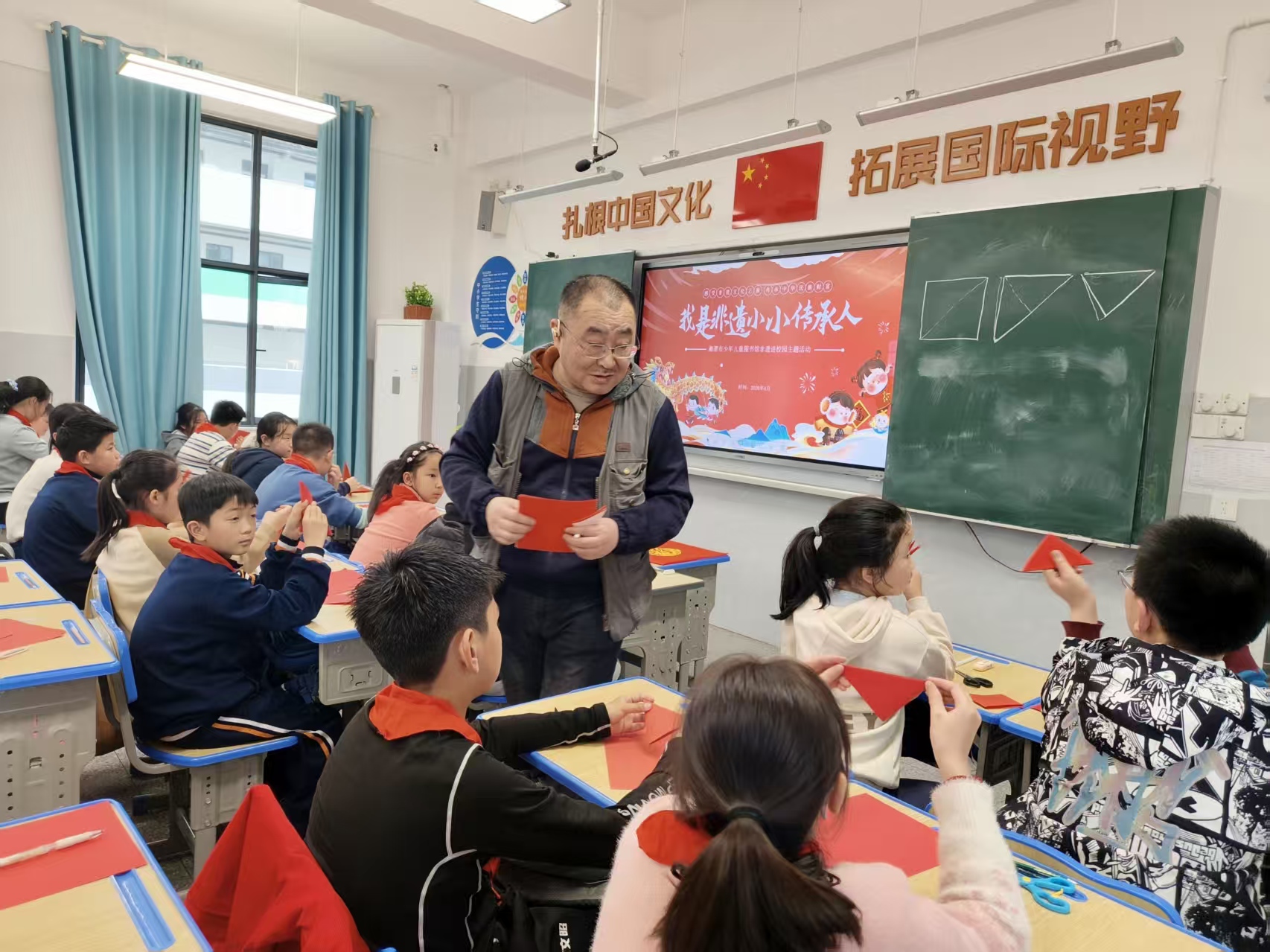 妙剪生花传文脉 劳育润心促成长——风车坪万楼学校邀请剪纸名家开展特色实践课