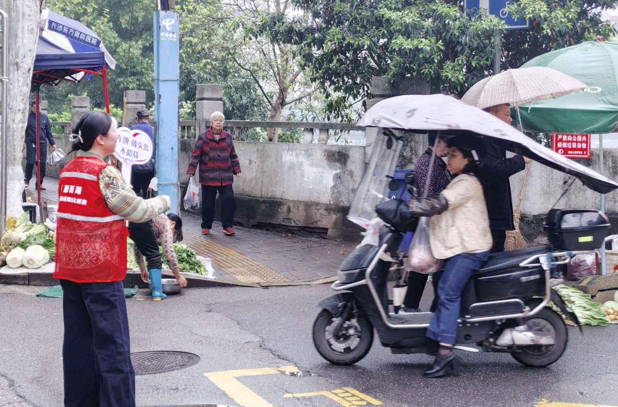 【平安雨湖】关圣殿社区：以文明劝导赋能“双提升” 守护辖区出行安全