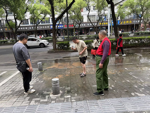 烟竹社区联动水务部门快速处置水管爆裂隐患 保障居民用水安全