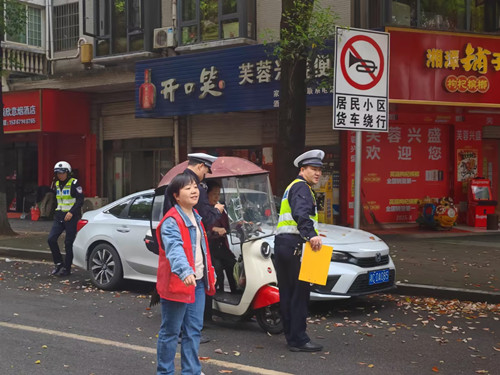 警社联动筑防线 安全守护暖民心——宝庆路社区开展“一盔一带”专项行动