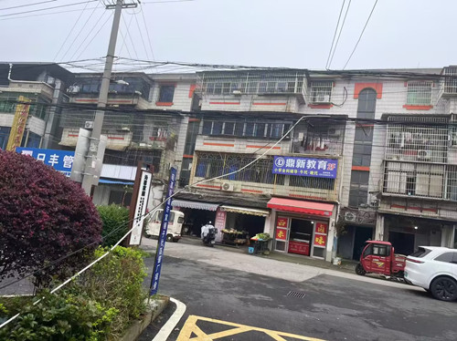 许家铺社区：电线脱落存隐患 精准处置保平安
