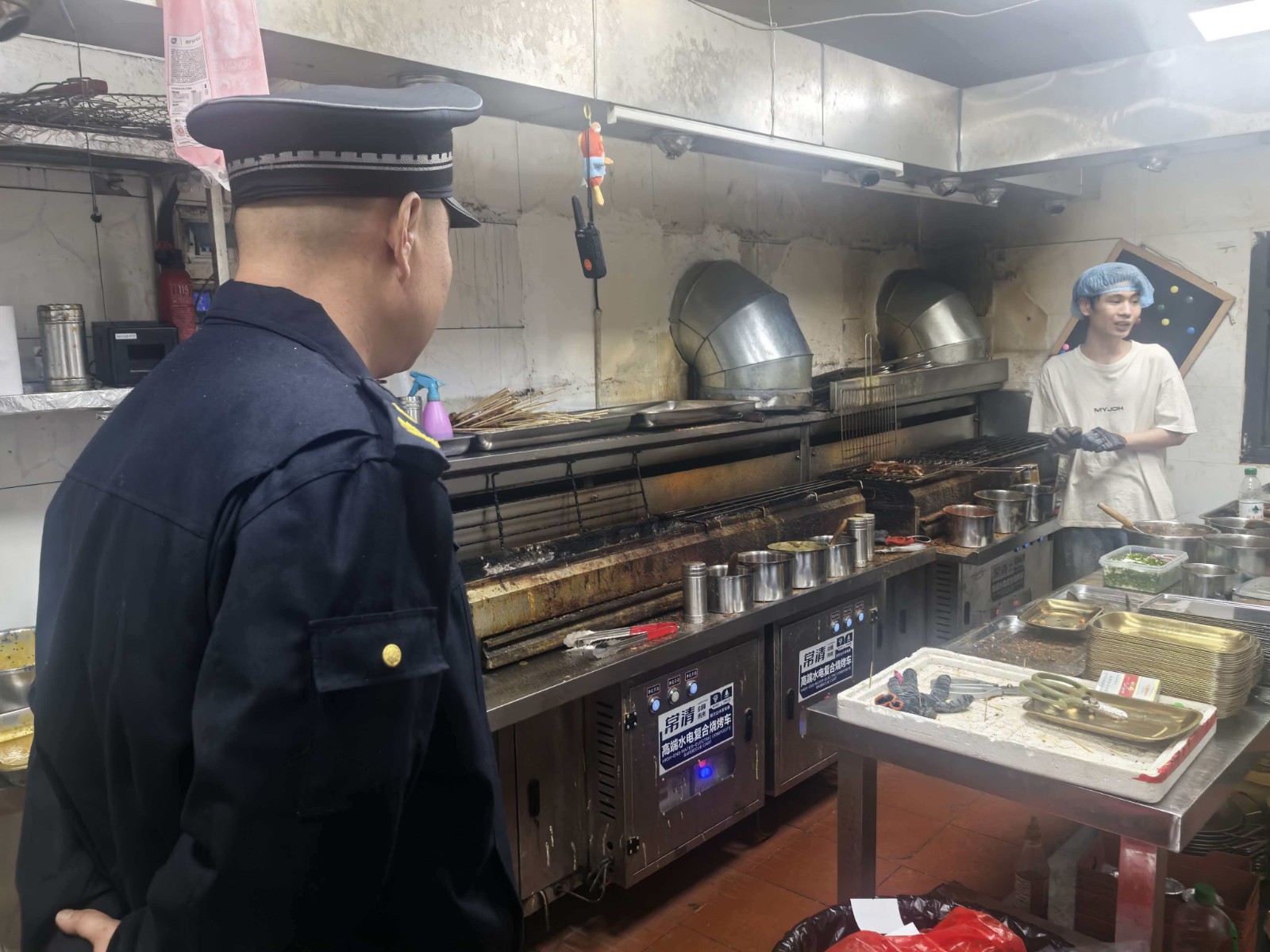 夜鹰行动，精准发力！ 雨湖城管开展烧烤油烟专项治理