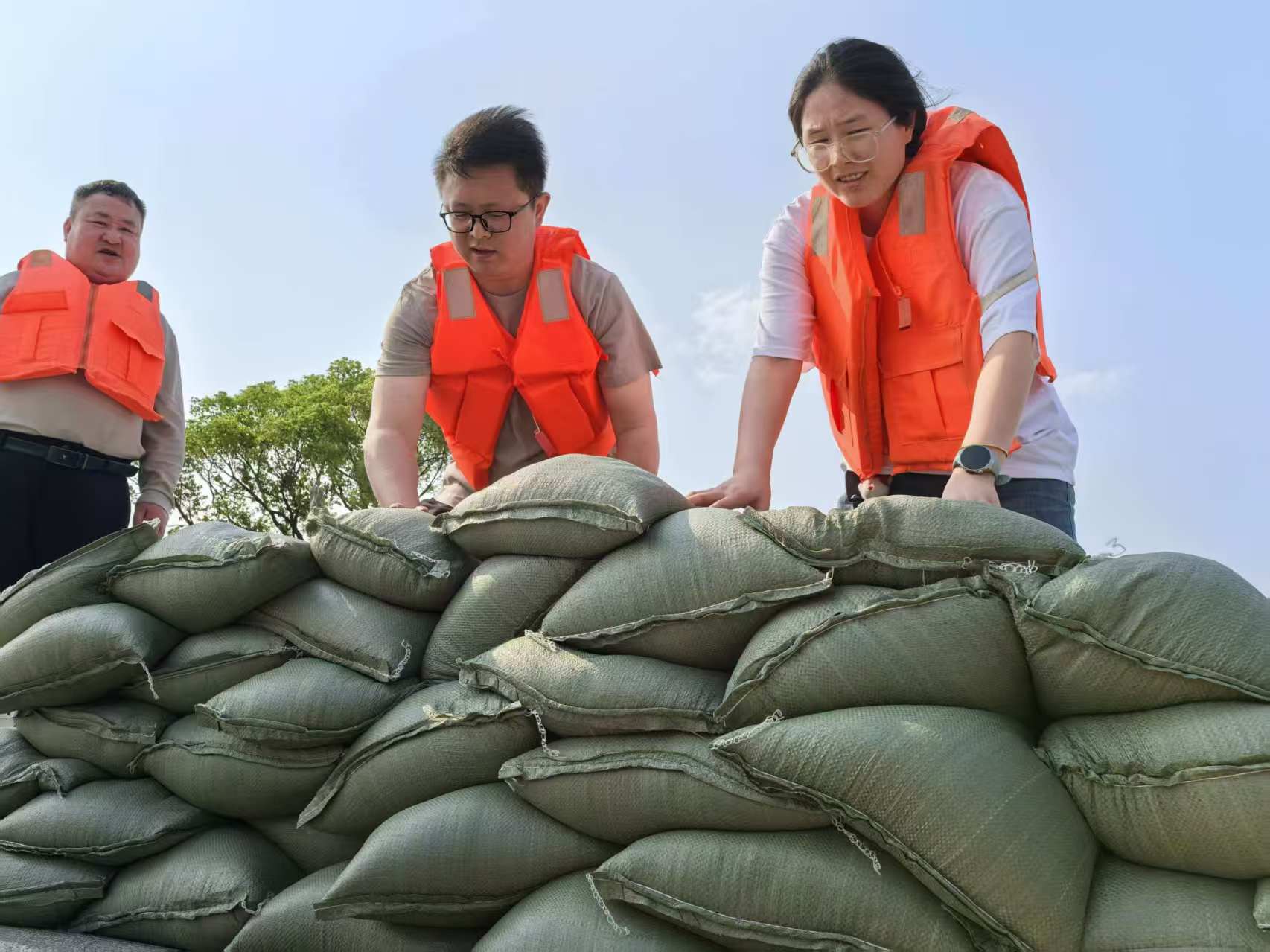 以演备战 防患未然——雨湖路街道携手和平桥社区开展防汛抗旱应急演练