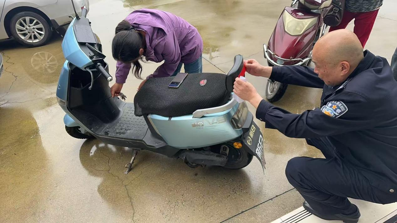雨湖区楠竹山镇“双提升”工作之二十三丨楠竹山镇免费为居民电动车粘贴反光标识筑牢道路安全屏障