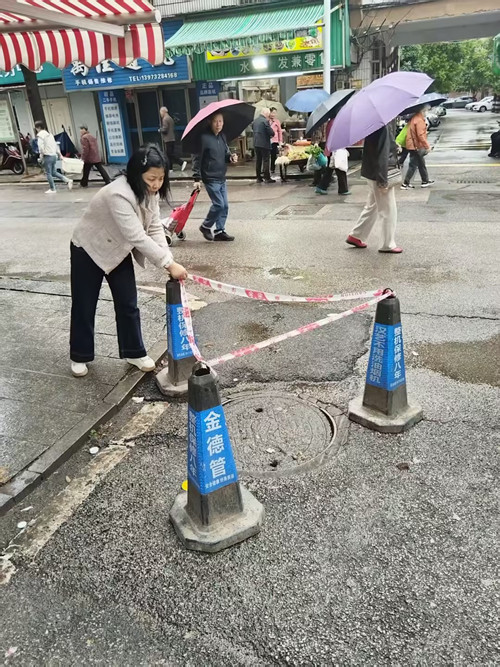 富民城社区：快速修缮塌陷井盖 守护居民“脚下安全”