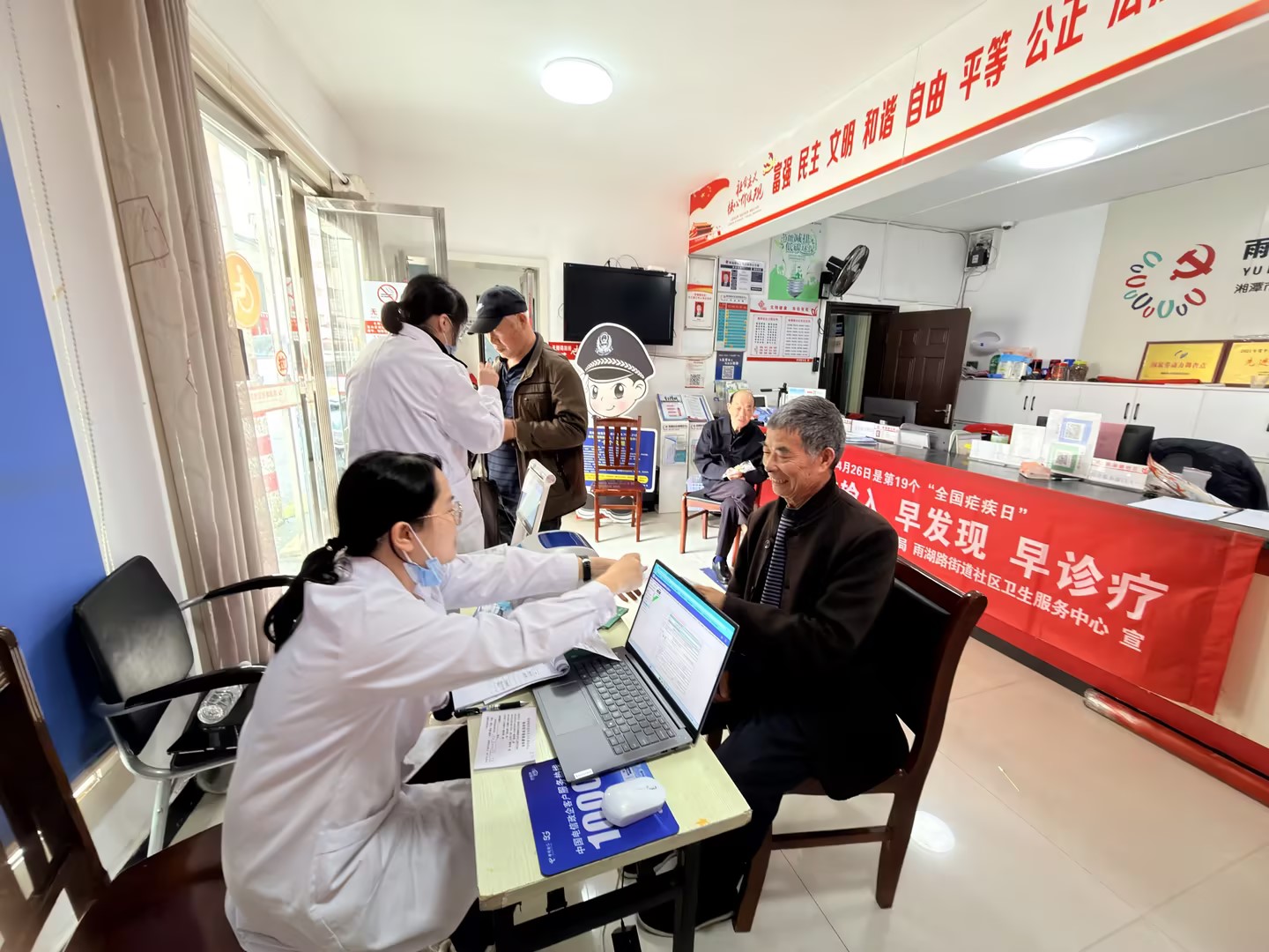 雨湖路街道社区卫生服务中心开展“下户体检送健康，疟疾宣传进家门”活动