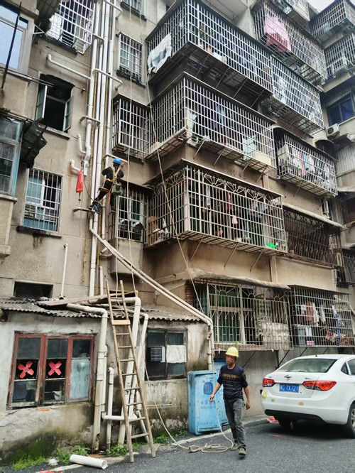 富民城社区积极协调解民忧，广厦小区漏水问题圆满解决