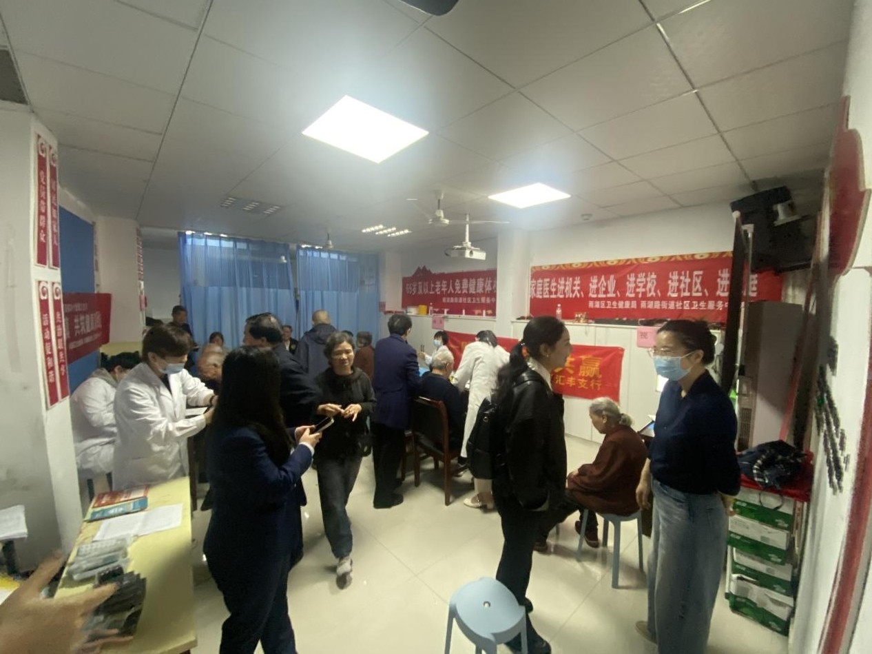 雨湖路社区携手卫生院开展“全国疟疾日”宣传活动 防疟知识进社区 免费体检暖人心