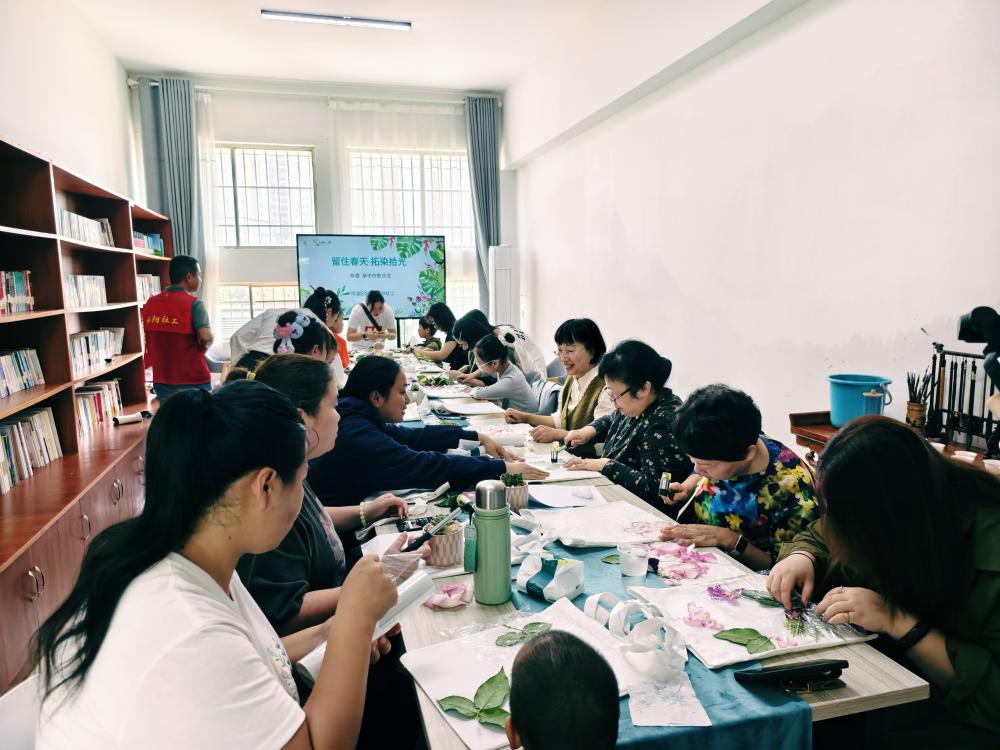 春日手作传古韵 亲子共拓好时光——三义井社区“向阳花”行动开启温情之旅