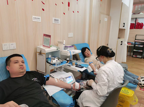 爱心传血脉 同心护生命 —— 宝庆路社区工作人员携手家属无偿献血