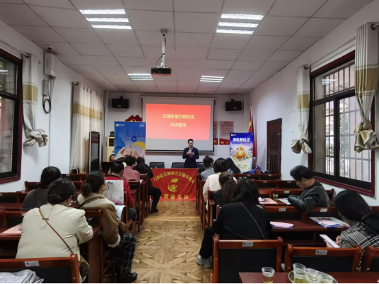 万新社区：巧手制宫扇 反诈入民心