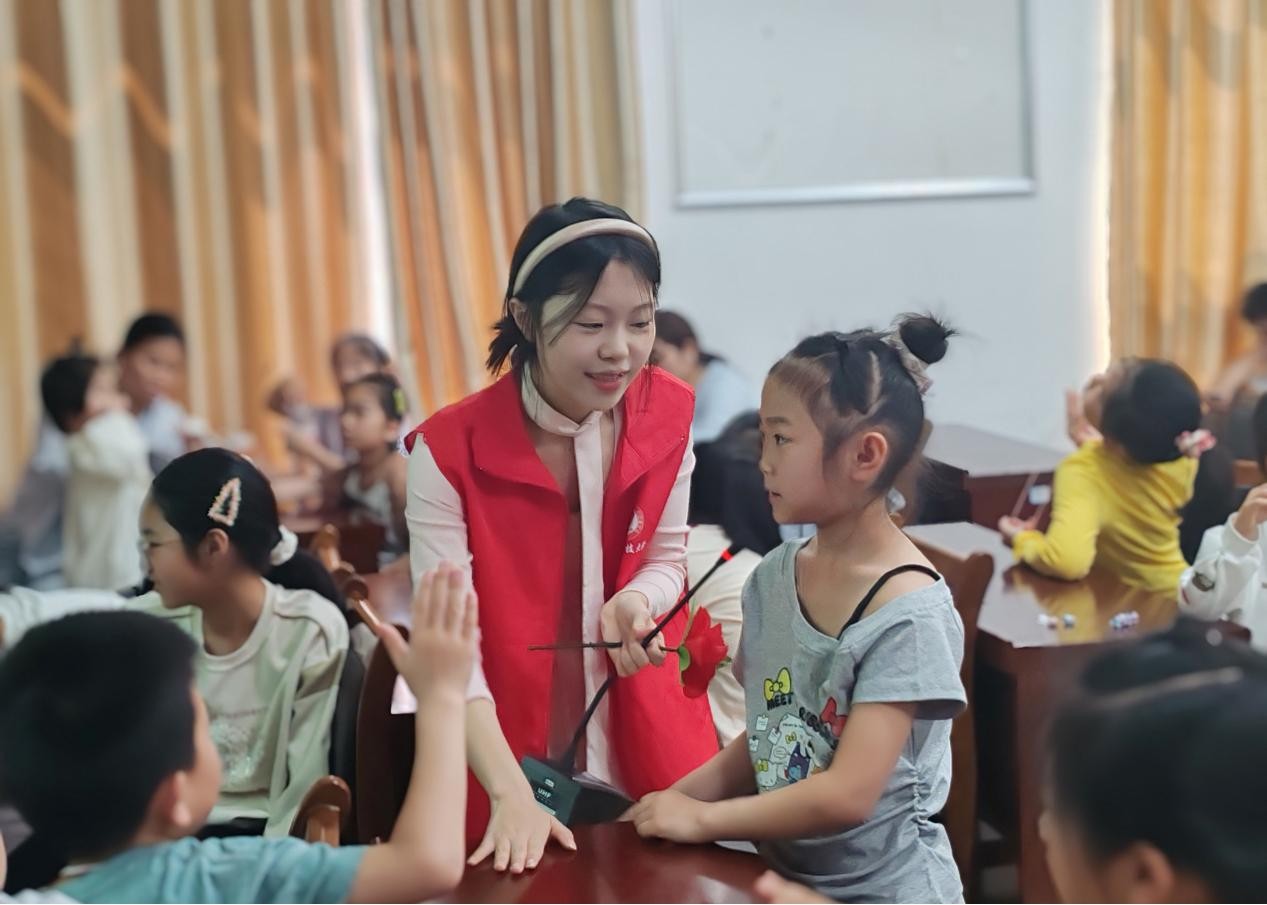 科大社区周末课堂乐趣多——节奏传欢畅，手工绘春光