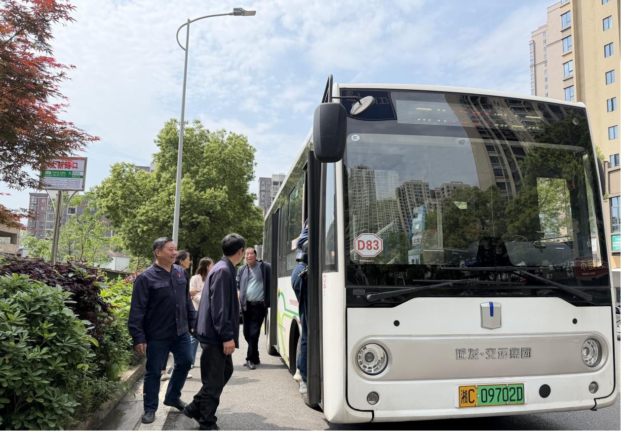 和平街道民乐社区：双提升举措暖民心，共筑幸福出行路