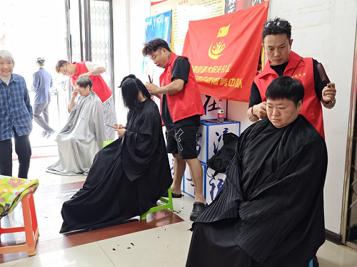 大码头社区：义剪反诈双管齐下 传递社区温暖邻里情
