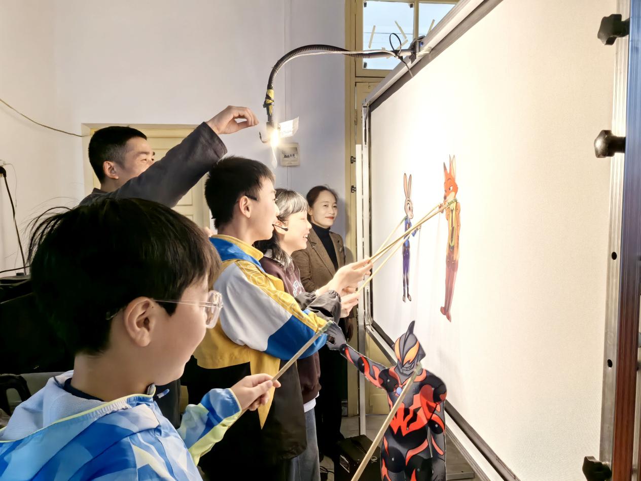 关圣殿社区：非遗纸影进校园 光影科普润童心