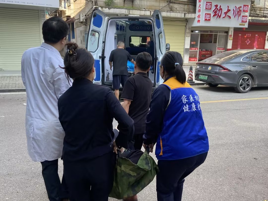雨湖路街道社区卫生服务中心：绿色通道紧急转诊  及时救护暖人心
