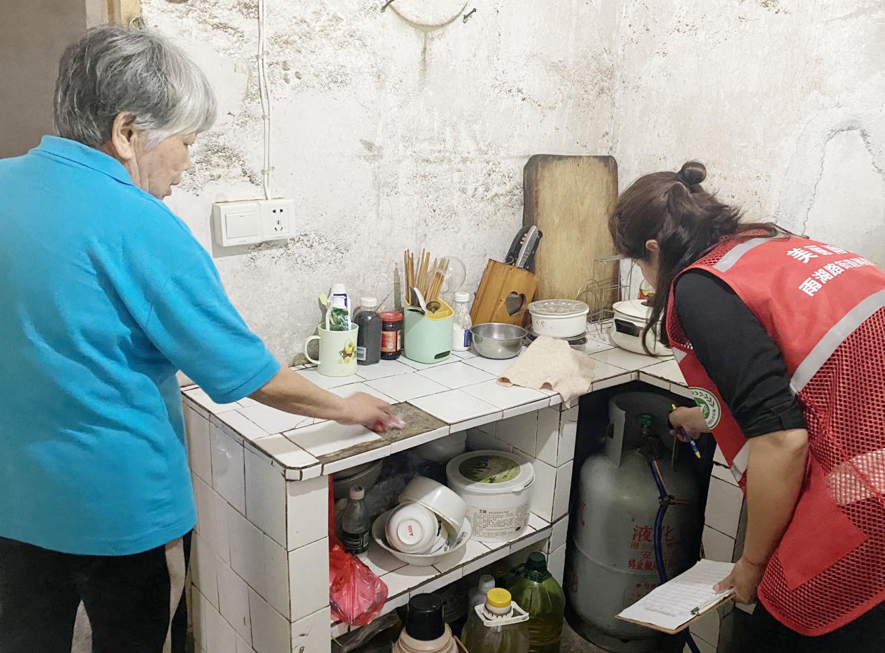 【平安雨湖】关圣殿社区：排查燃气隐患 守护独居老人居家安全