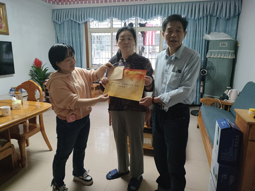 喜报送上门 服务暖人心 ——宝庆路社区做实军属保障工作