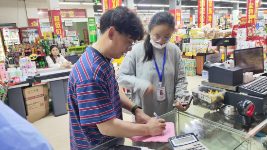 杉树巷社区：走访门店签订禁售烟花爆竹承诺书，筑牢安全防线