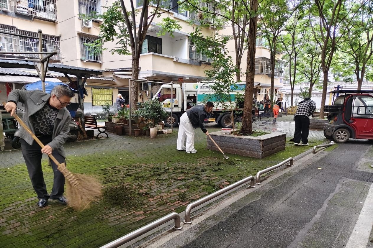 【我爱湘潭我的家】雨湖路社区联合市城管局清除绿苔，让健身区换新颜