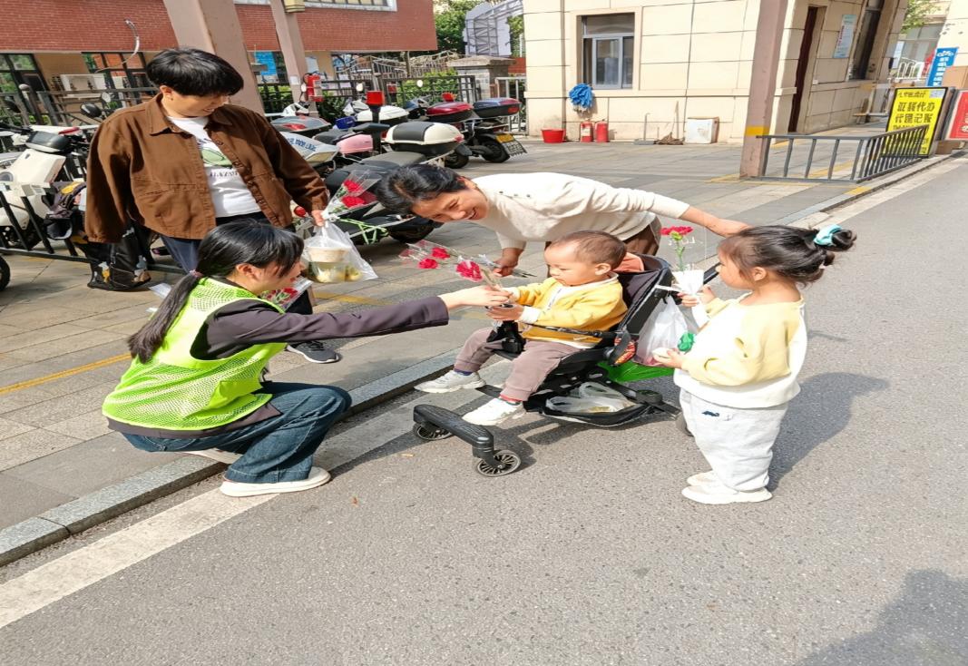 以花之名，感恩母爱——乐塘社区携手天元御城物业开展母亲节鲜花派送活动