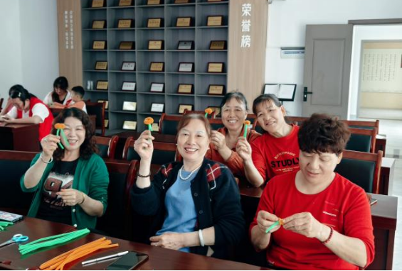 花园社区举办“创造一朵科学的花”母亲节科普手工活动